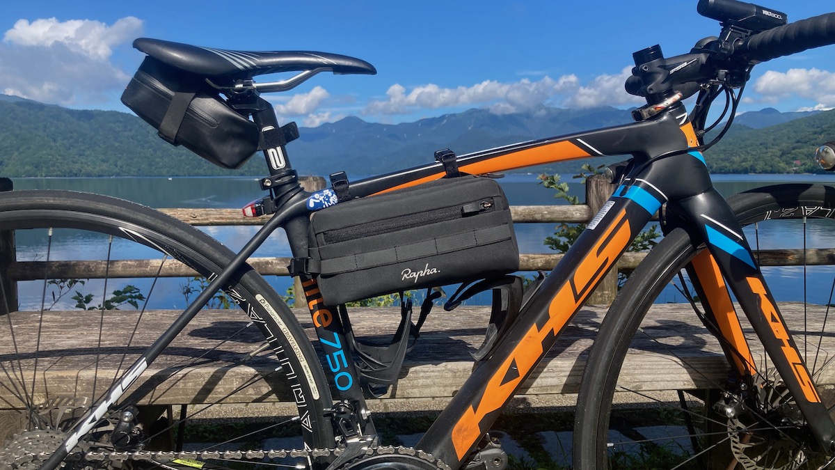 愛用者が語る！ロードバイクに乗るなら「Raphaのバーバッグ」がハズせ