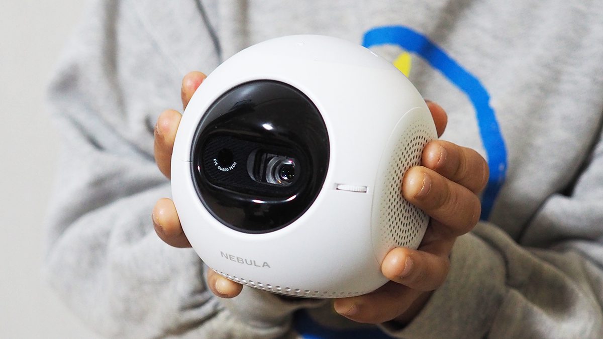 サイズはりんご大！プロジェクター「Nebula Astro」がキャンプに