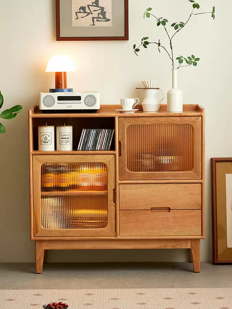 天然木のぬくもりを感じる、上質なチェリー材サイドボード