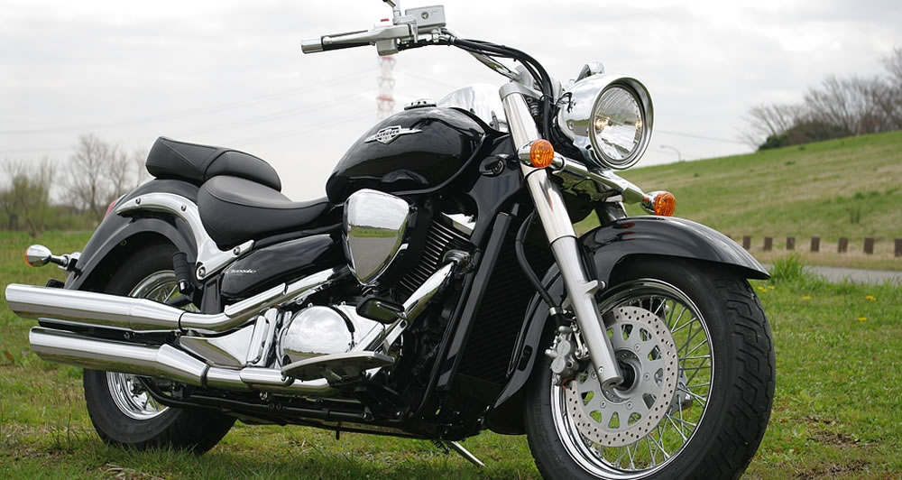 スズキ イントルーダークラシック400 – 圧倒的な存在感と美しさを持つ