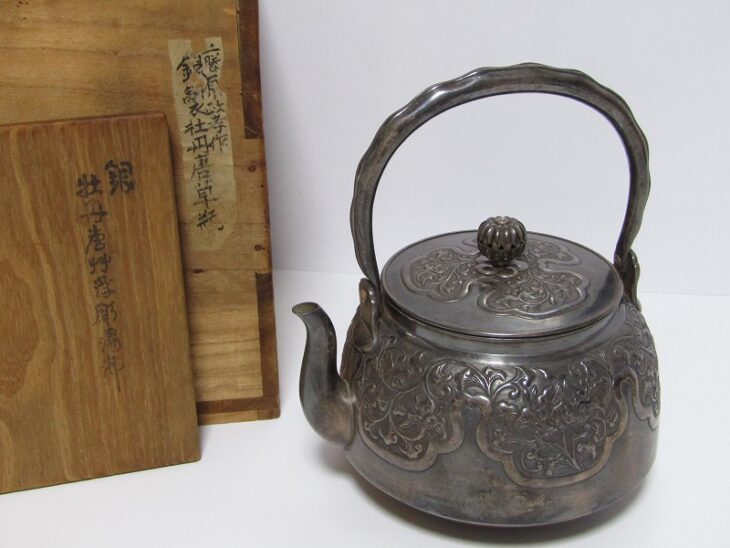 銀瓶 花唐草地紋 銀製湯沸などの茶道具、煎茶道具 ｜骨董品買取・和