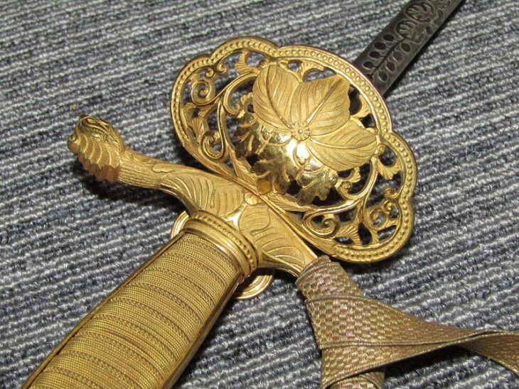 東京都八王子市にて、旧日本軍の模造刀、サーベル、指揮刀、刀緒、儀礼