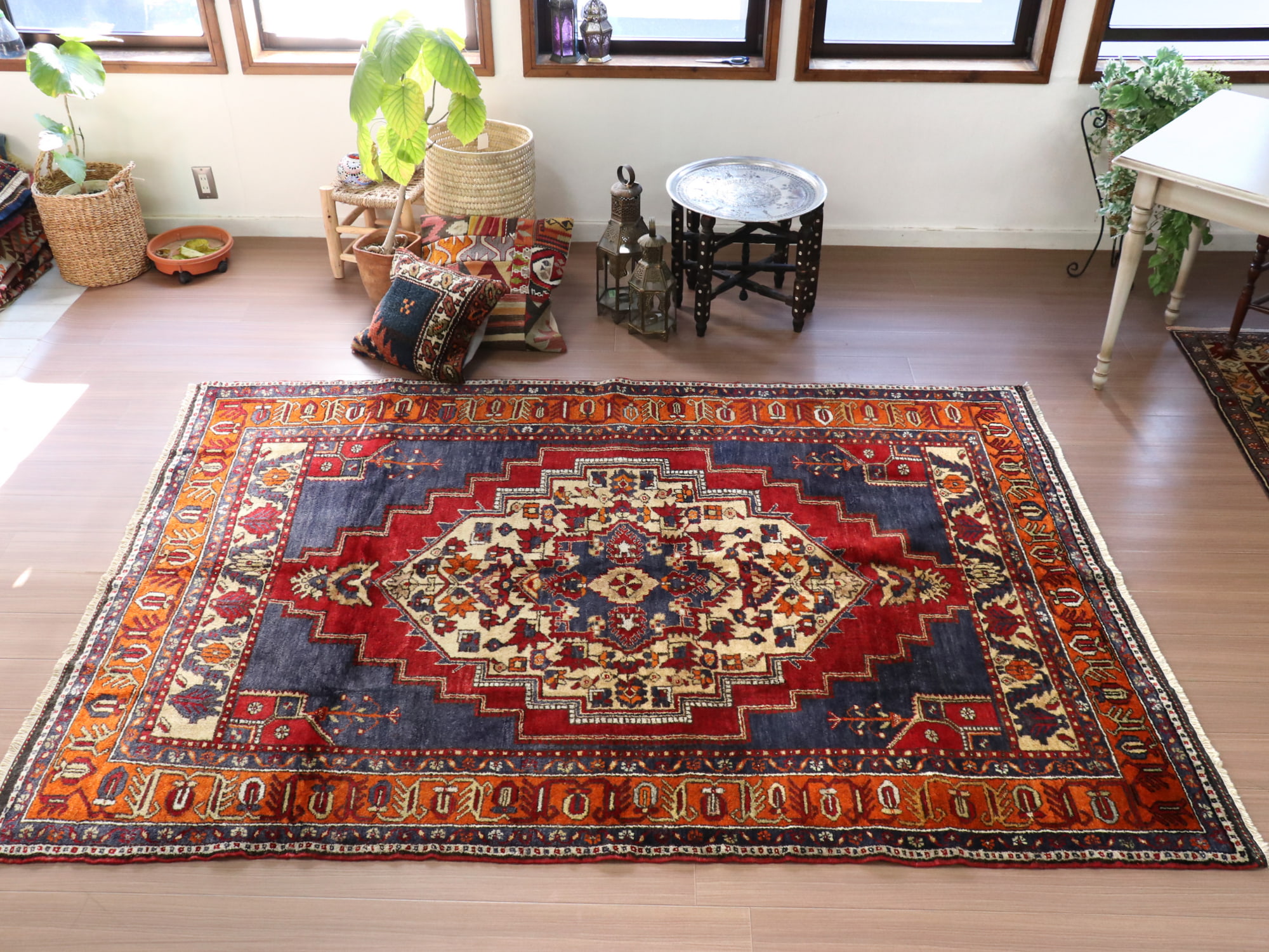 トルコ絨毯 リビングサイズ コンヤ タシュプナル245×170cm 赤 紺 花の