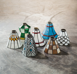 ステンドグラスのシェードは幻想的な光をガラスを透して演出できる照明