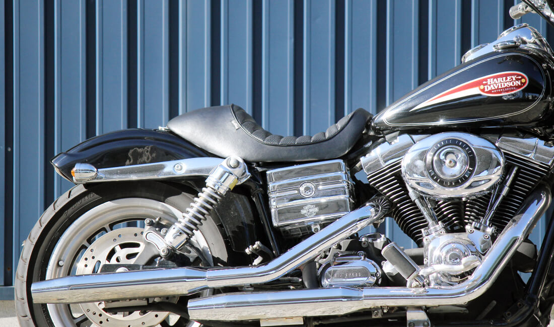 腰をしっかりホールド！スポーツスター・ステップバックシート