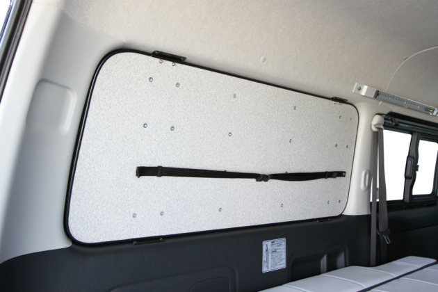 窓枠を埋める200系ハイエース専用便利パーツ！｜トランポ（ハイエース