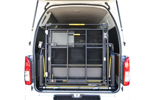 愛車のバイクを安全に積載・運搬できる！トランポ仕様のハイエース