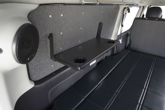 車中泊で活躍！折りたたみテーブルハイエースに装備｜トランポ