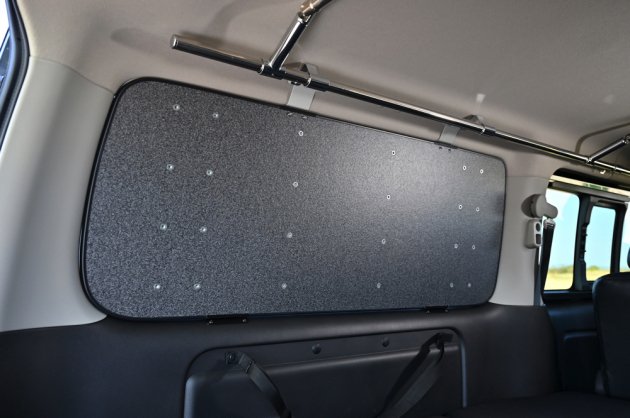 窓周辺を収納トレーやテーブルでカスタムしてより快適な空間に