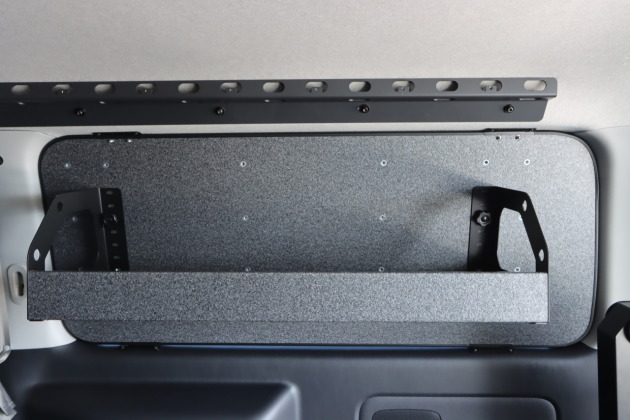 ヘルメットを収納できるようにハイエースの窓をカスタムしました