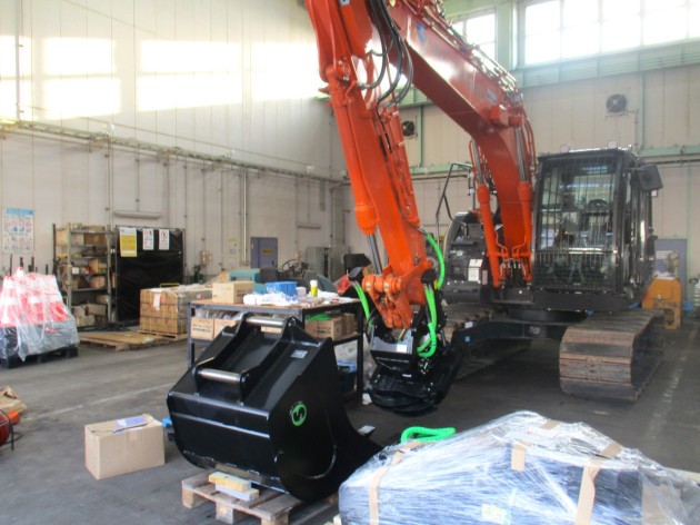 日立建機ZX135US-7にチルトローテーターX18(グリッパー付)取付｜建設