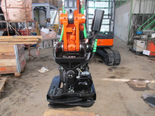 日立建機ZX55UR-5BにチルトローテーターX07(グリッパー付)取付｜建設