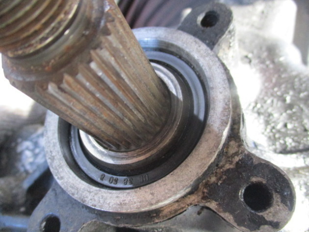 JA11ジムニーのクラッチワイヤー調整とトランスファーオイルシール交換