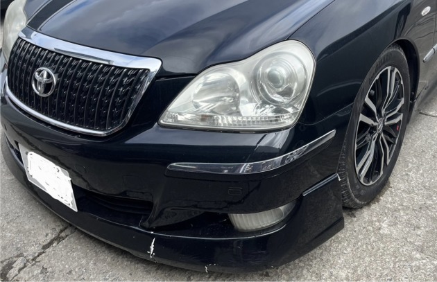 クラウンマジェスタの外れかけたフロントスポイラーを固定修理｜交通