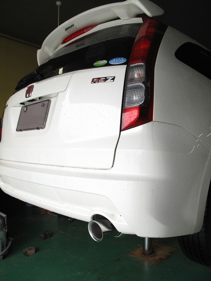 RN6 ストリーム マフラー交換｜自動車チューニング/パーツ取付 - HKS