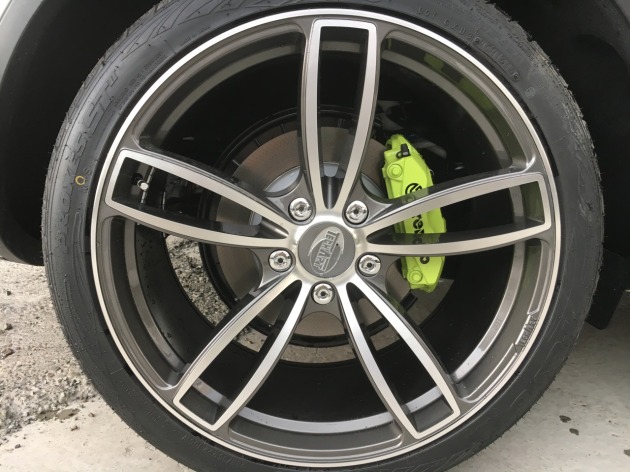 フォルクスワーゲントゥアレグ ブレンボ仕様のキャリパーペイント完成