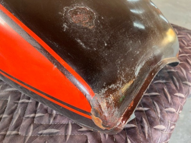 SさまのカワサキZ1 火の玉カラーの燃料タンクリフレッシュペイントです