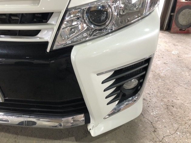 トヨタ80系ヴォクシー フロントバンパーが潰れて割れて変形してを修理