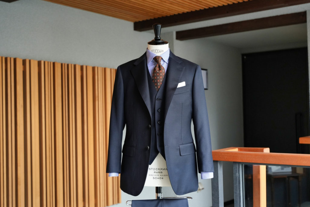 オーダースーツの紹介-DORMEUIL 無地ダークネイビースリーピーススーツ