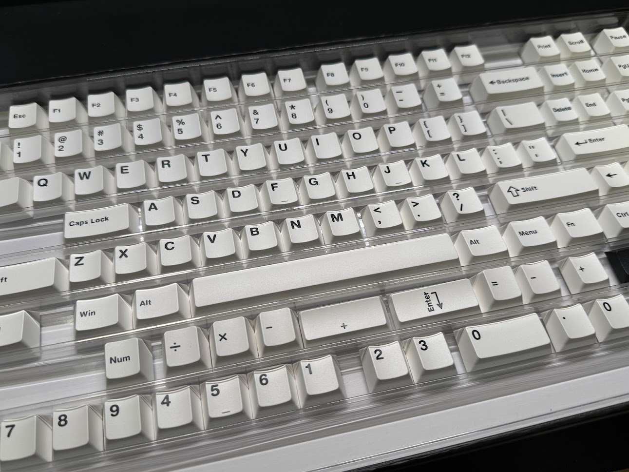 はじめて一体型の自作キーボードYMDK Minilaを組んだ