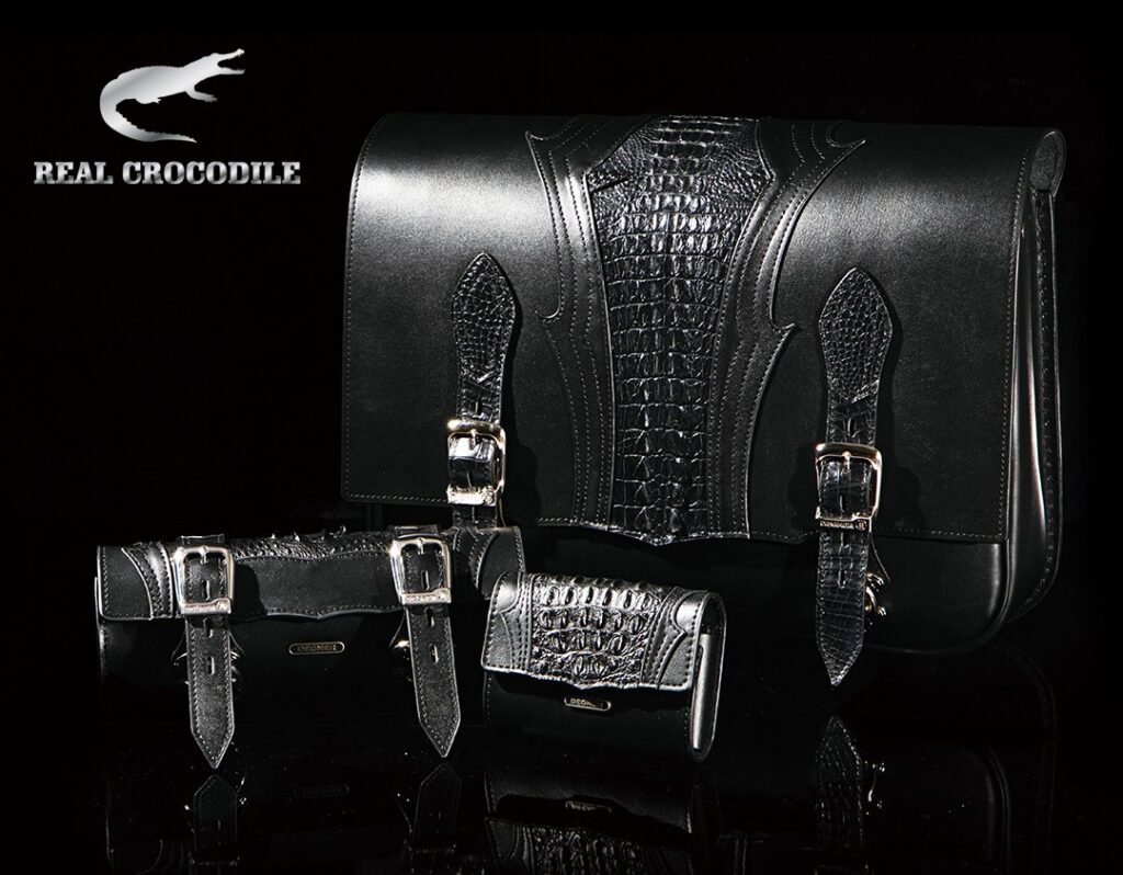 新商品情報】黒い車両にあわせてほしいワニ革サドルバッグ | DEGNER