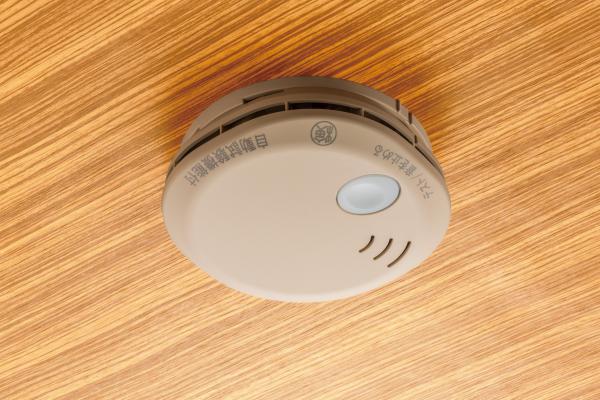 木目調の内装に溶け込みやすい 単独型住宅用火災警報器「SS-2LT