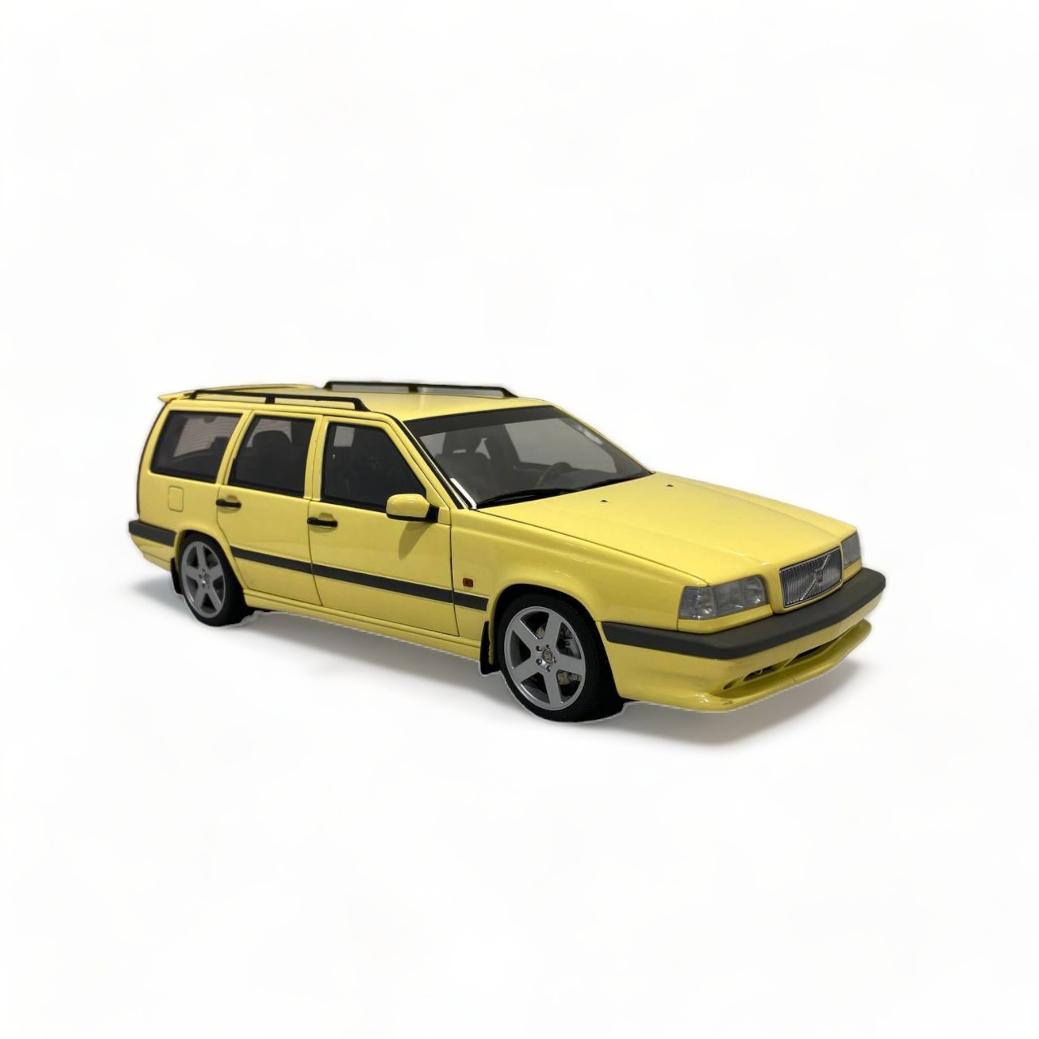 Autoart Volvo 850 T-5R Estate - Cream (1995, 1/18 Scale) Model Car