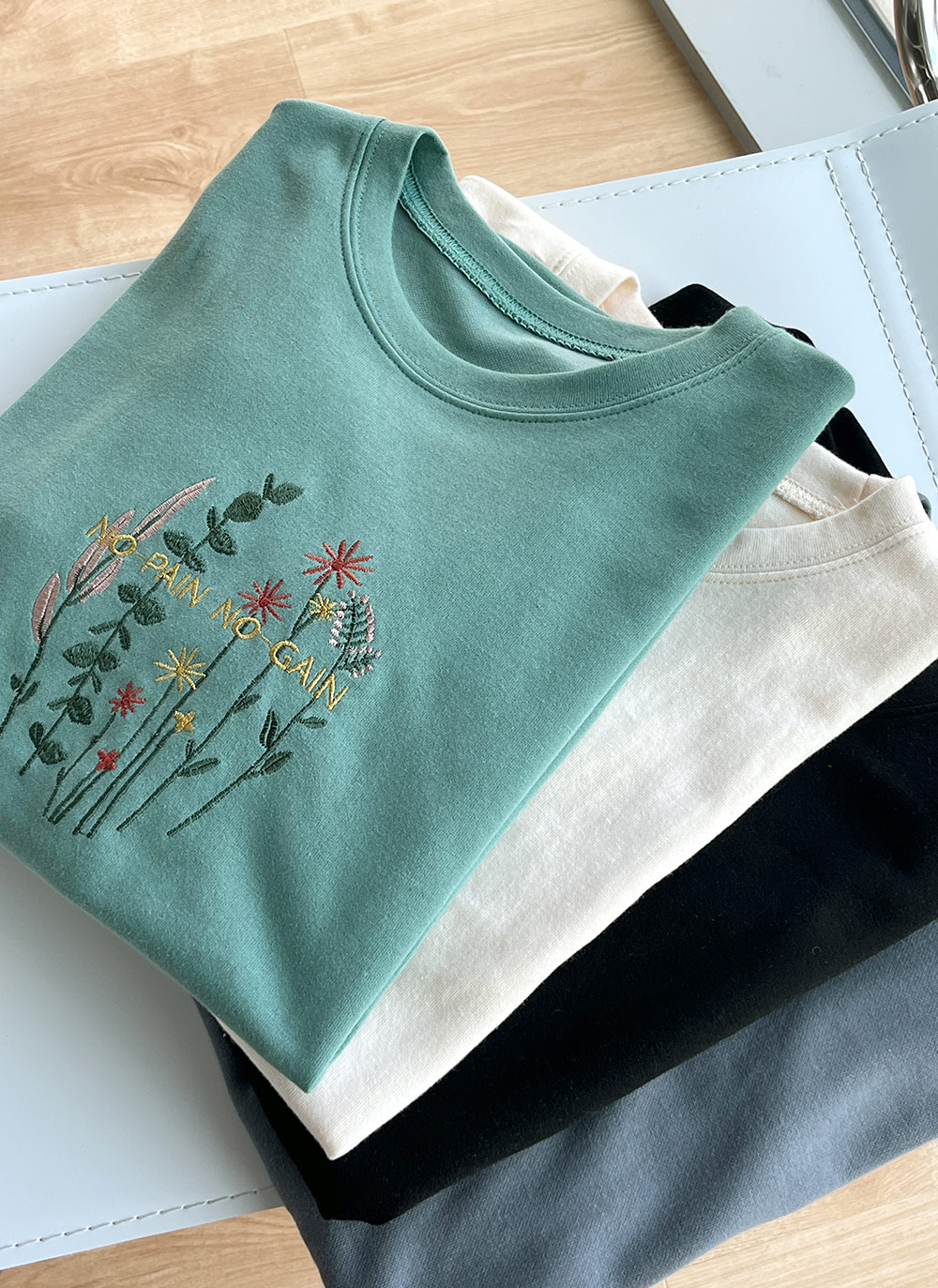 花柄刺繍半袖Tシャツ | レディースファッション通販 - DHOLIC