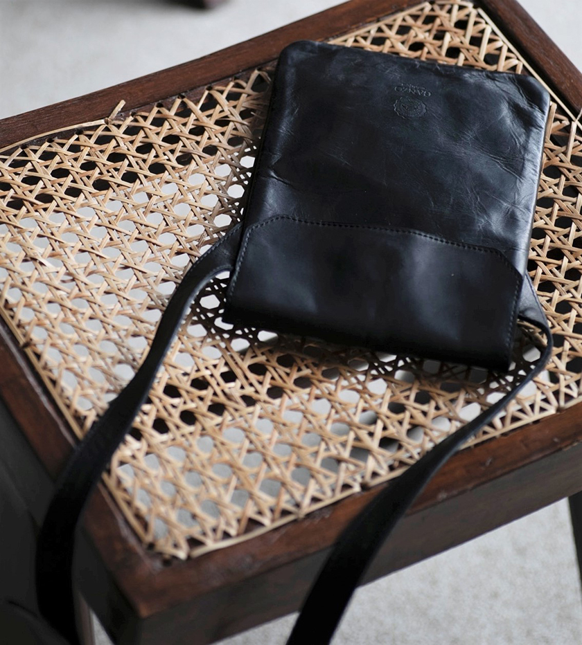 ナイロン製とはコクが違う!! ガンゾの馬革製サコッシュ｜雑誌Begin