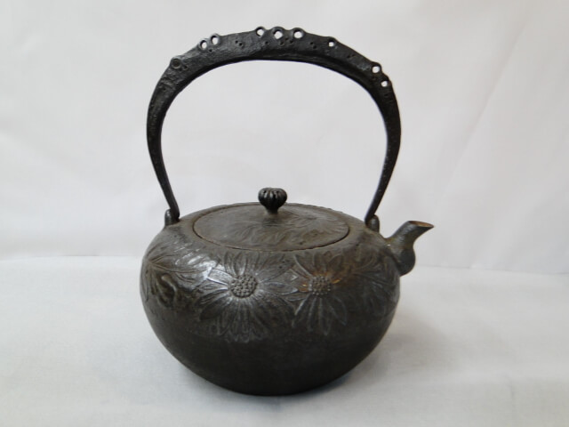 立徳」刻印入り 菊花模様 鉄瓶 お茶道具 ☆光明池店☆ | ベストライフ