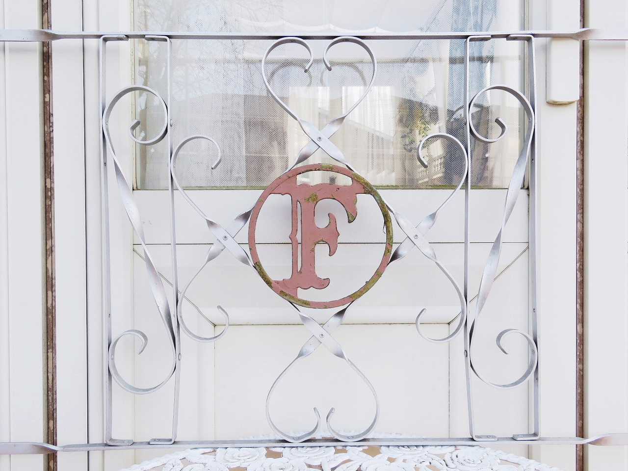 F』 の窓から ～フランソワの窓枠～ - 薔薇と天使のアンティーク