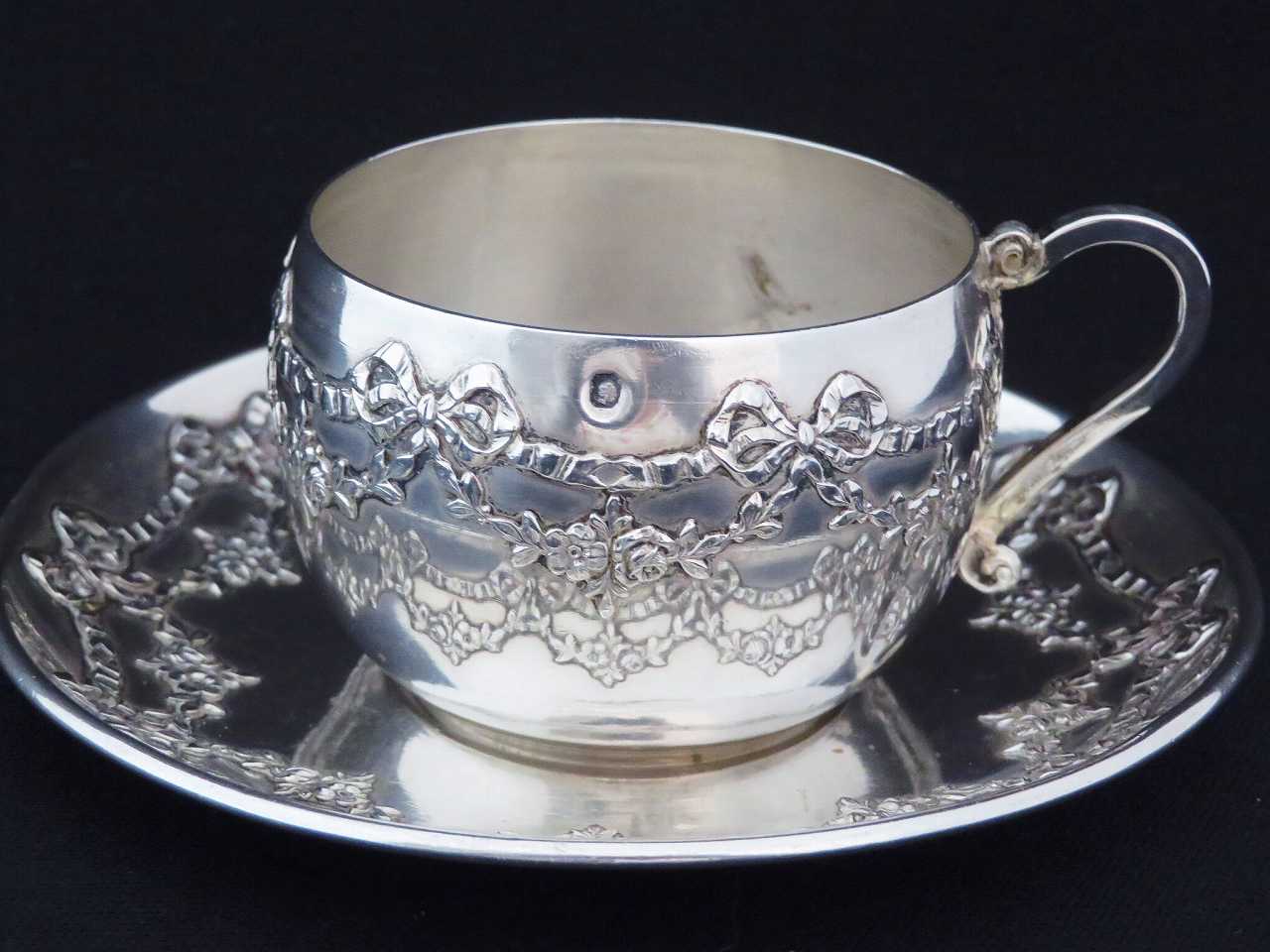 純銀 リボンと薔薇ガーランド装飾カップ＆ソーサー - 薔薇と天使の