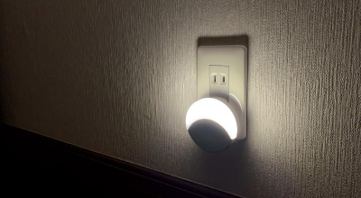 LEDセンサー付ライト コンセント式/フラット人感センサー | 商品情報