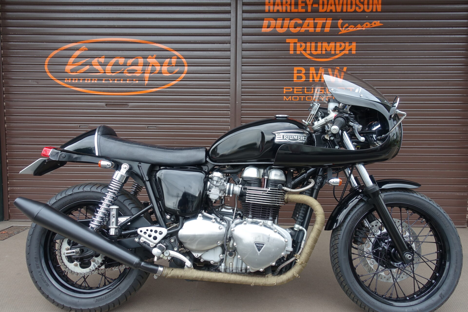 TRIUMPH スラクストン 空冷キャブ ノーマンハイドPeashooterマフラー