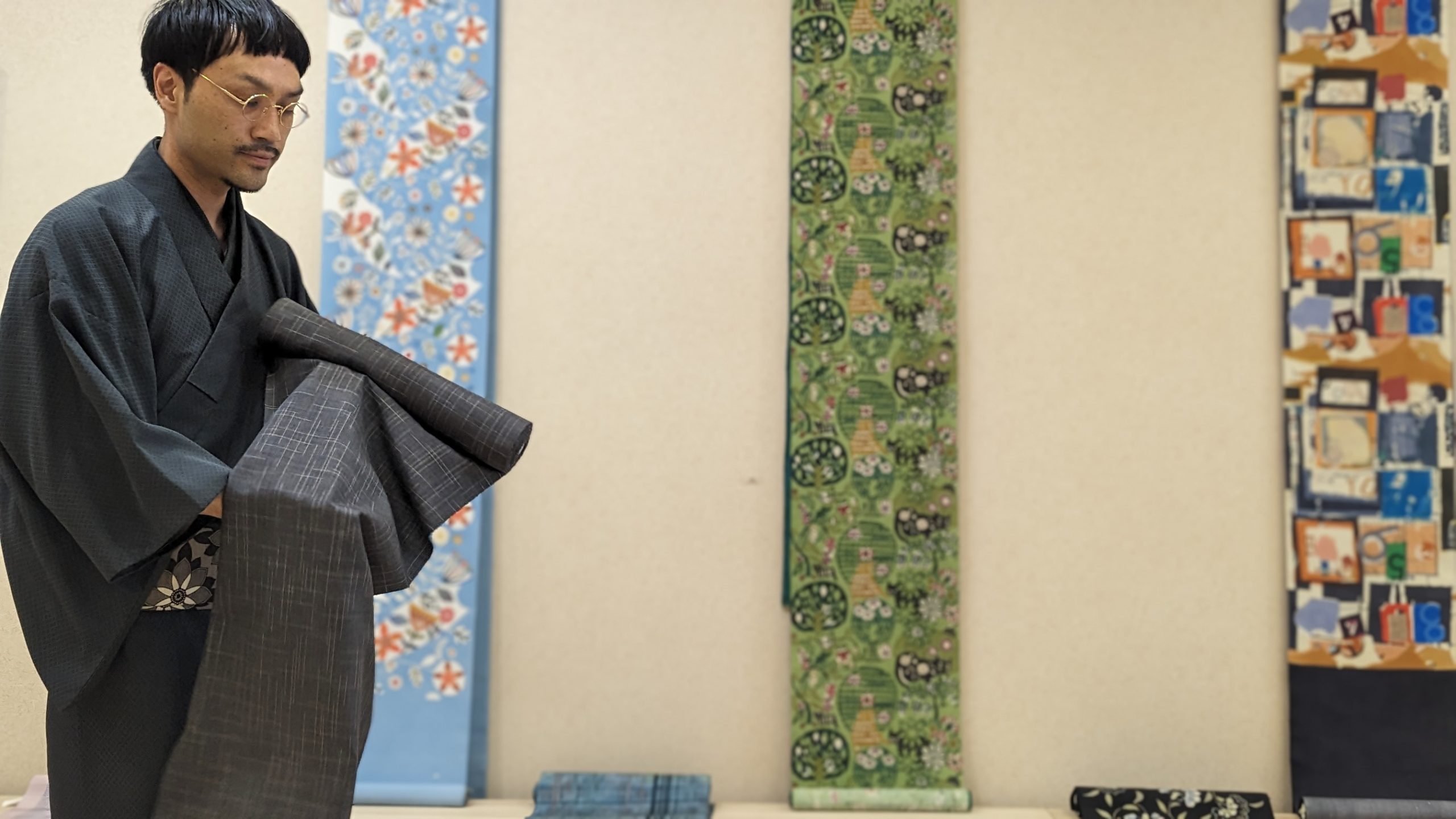 本場久米島紬（織り手：大城美枝子） 「経緯絣 泥染」 着尺 黒茶色＜お