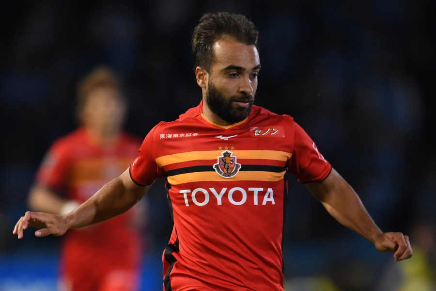 Jリーグ海外助っ人、金閣をバックに恋人と