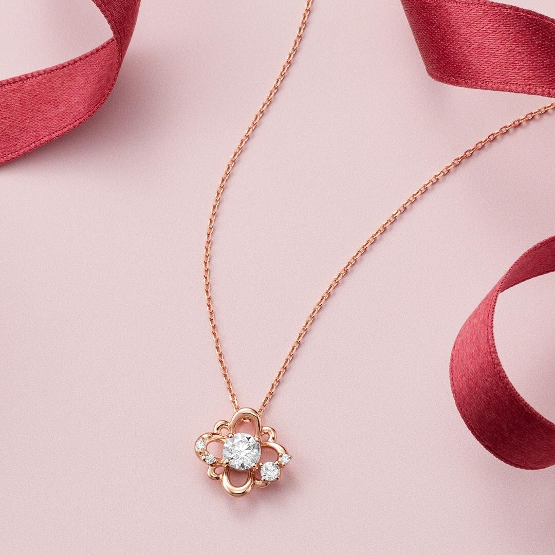 カナル 4℃の25年クリスマスジュエリー、“花型リボン”のネックレスや