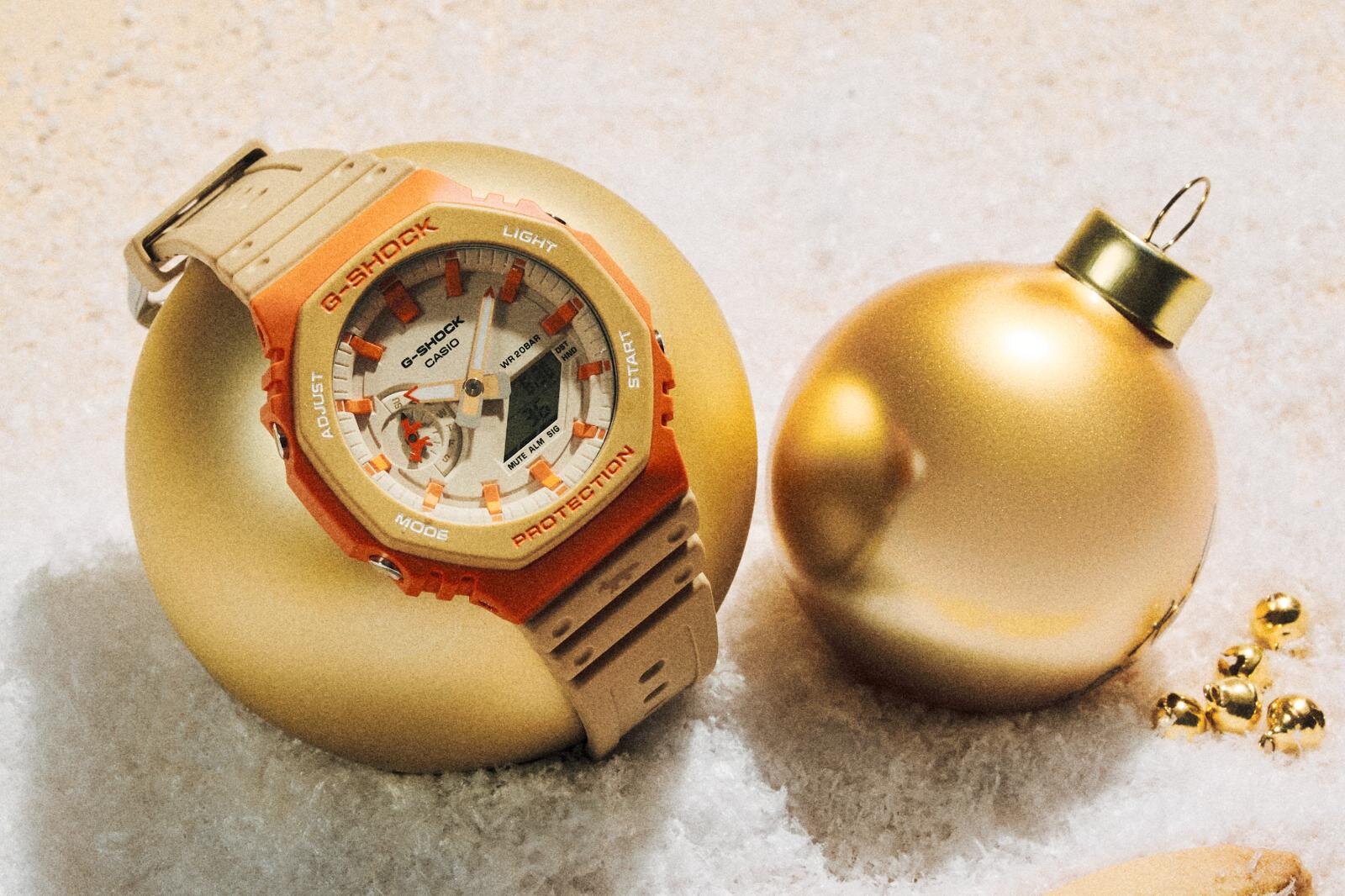 メゾン キツネ×G-SHOCKの”フォックスエンブレム付き”腕時計、オレンジ