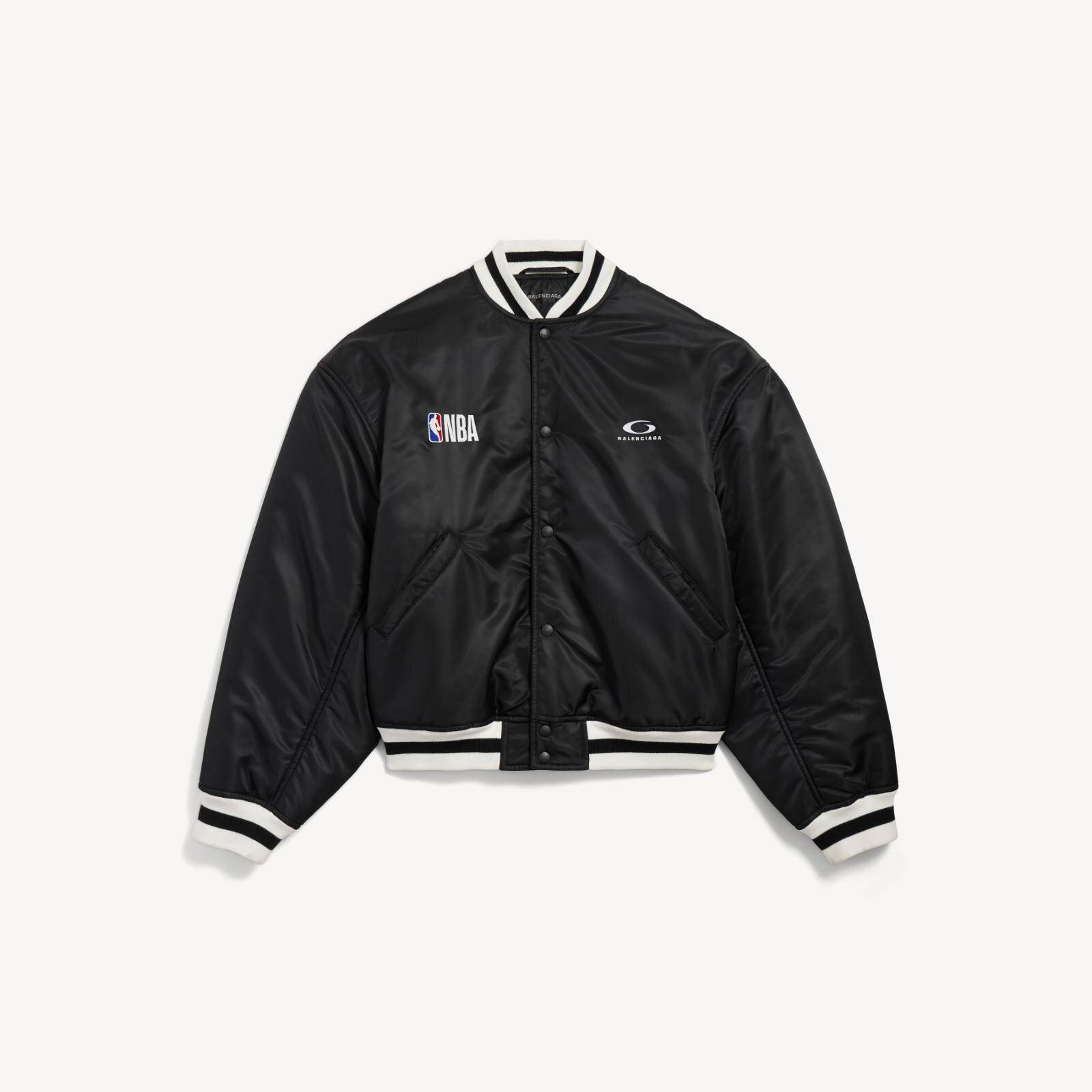 バレンシアガ「NBA」コラボ - スポーティーなロゴ刺繍のバーシティ