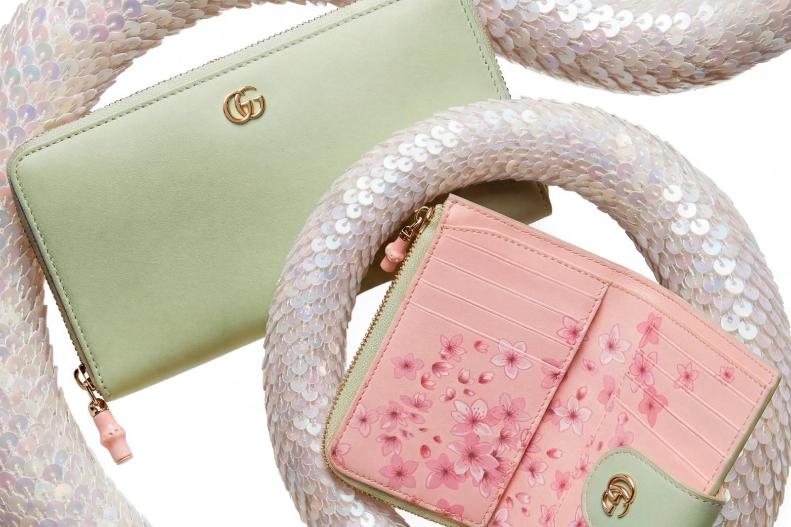 グッチ“内側に桜の花”咲くミニ財布、淡いミントグリーンのレザー長財布