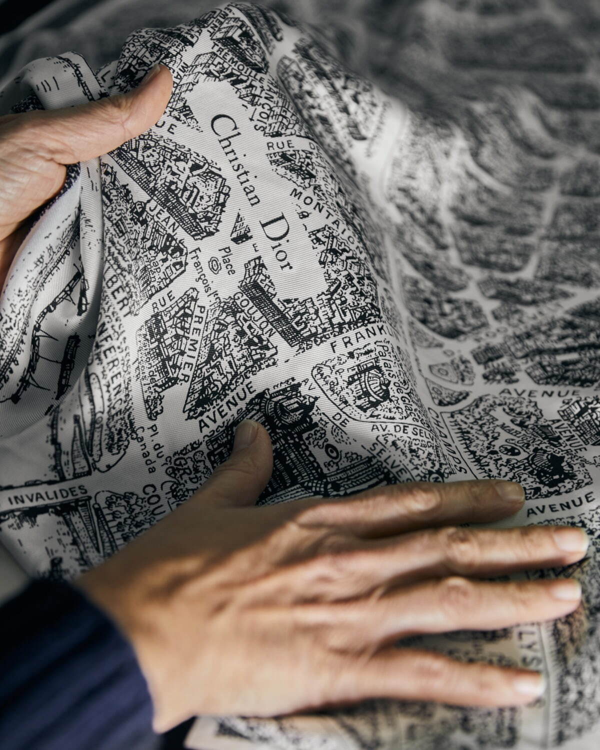 ディオール新作「プラン ドゥ パリ」“パリの街並み”描く「ディオール