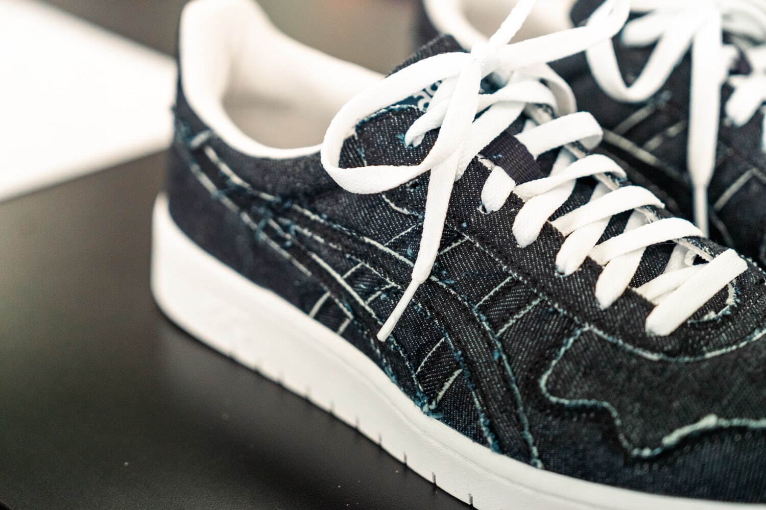 コム デ ギャルソン・オム ドゥ×アシックス“デニムアッパー”の