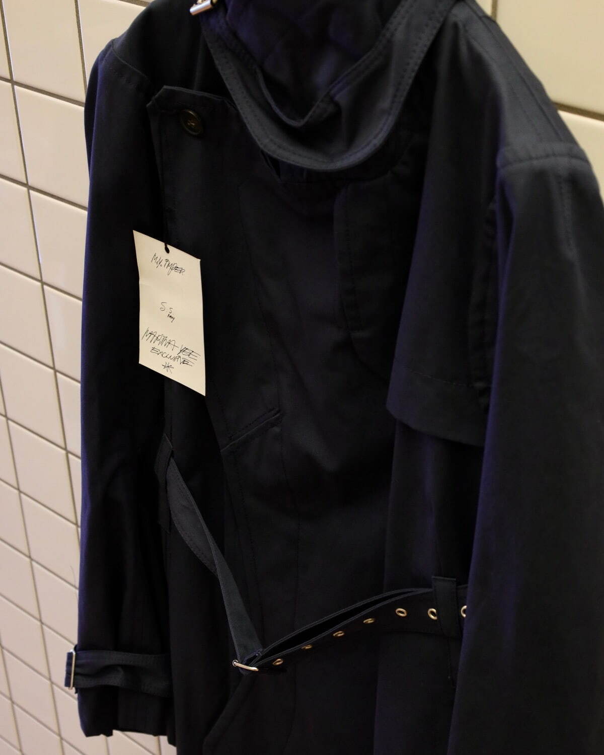 マリナ イー“二重フロント”のトレンチコートがネイビーカラーに