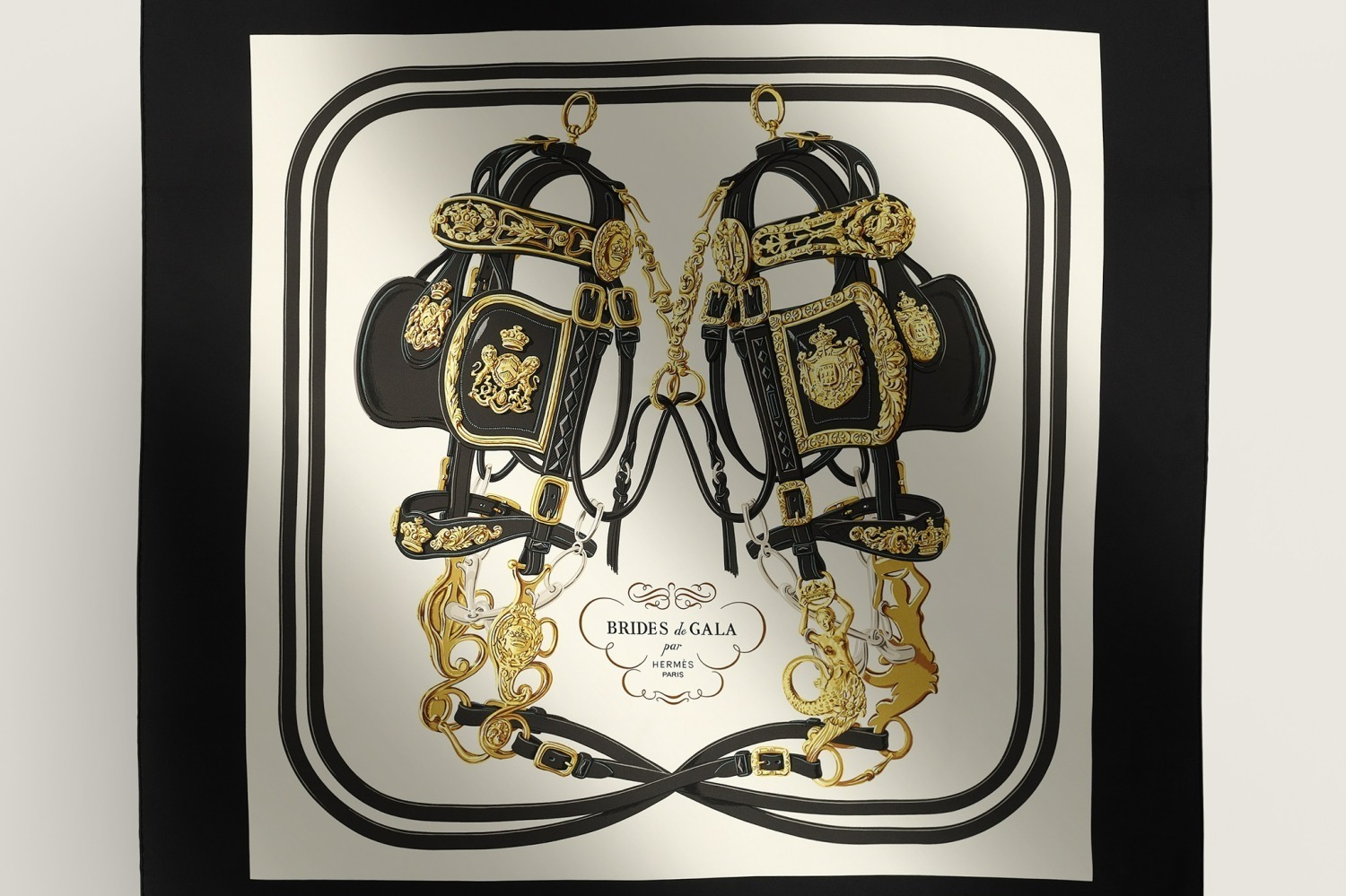 エルメスのスカーフ「カレ 90」2024年春の新作、“絡み合う馬具”や“恋の