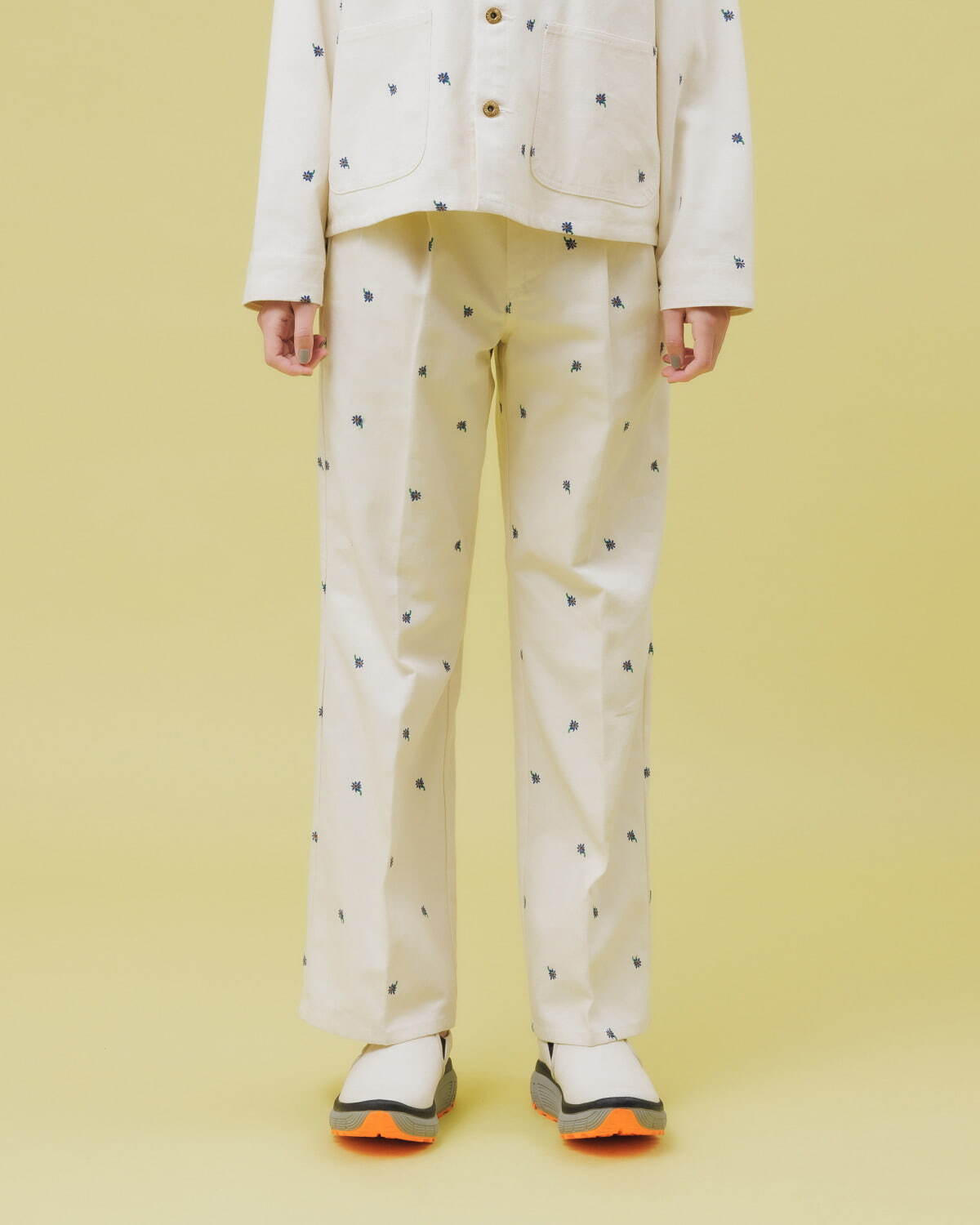 ノントーキョー×ユニバーサルオーバーオール、“煌めく花”の刺繍入り