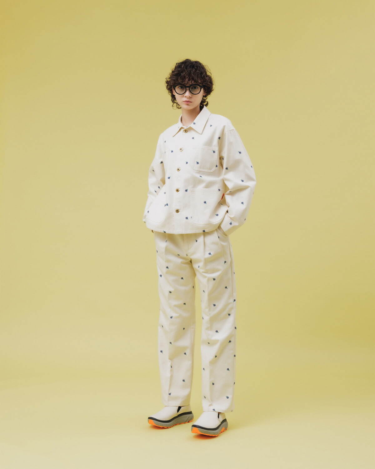 ノントーキョー×ユニバーサルオーバーオール、“煌めく花”の刺繍入り