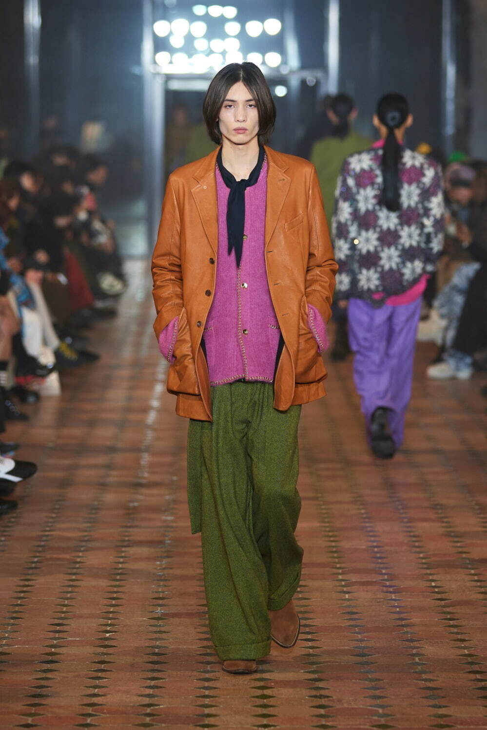 ベッドフォードの24年秋冬新作、ヘリンボーンのツイードコート＆シワ