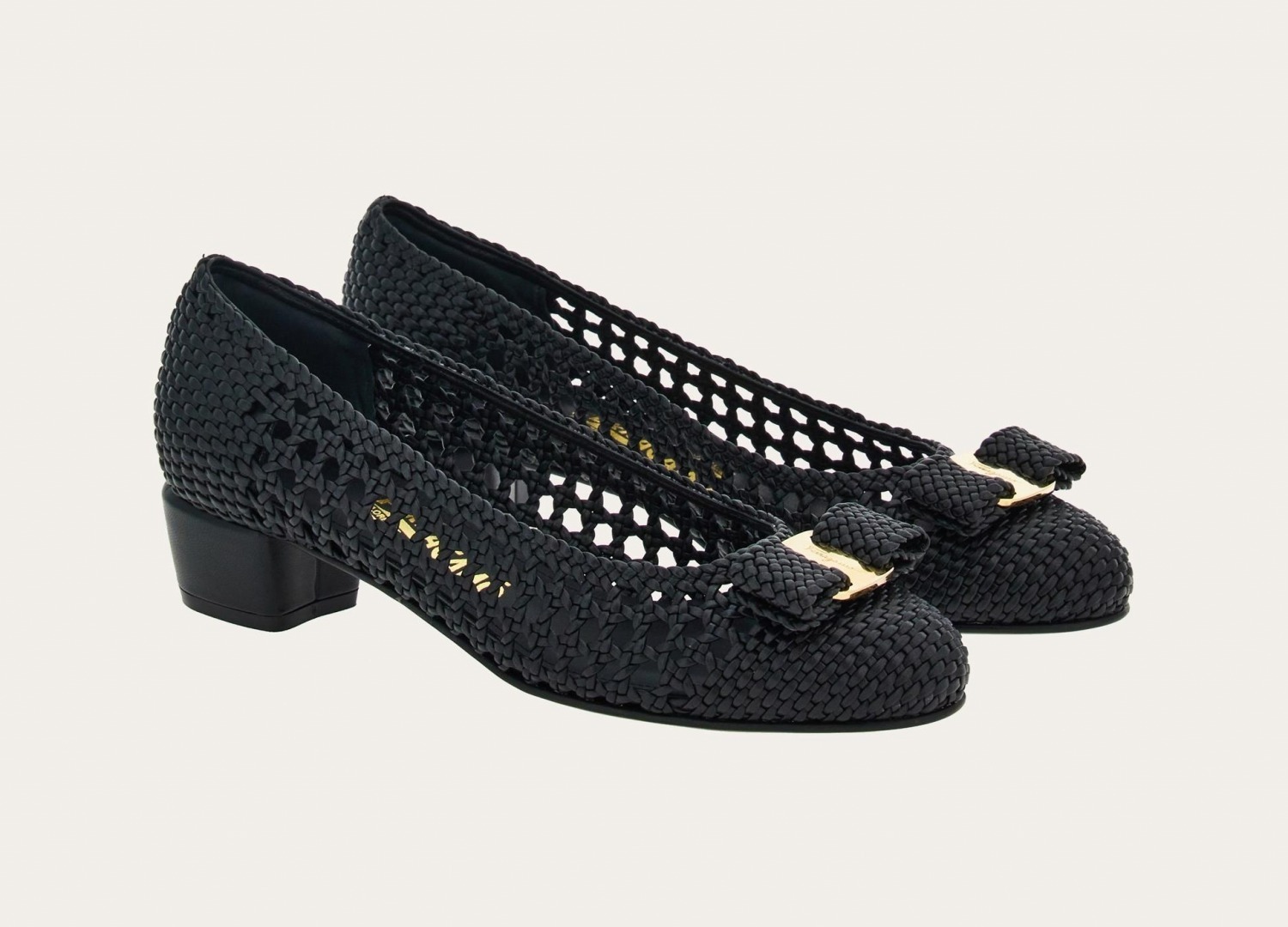 フェラガモのシューズ「ヴァラ」「ヴァリナ」に“編み上げレザー×リボン