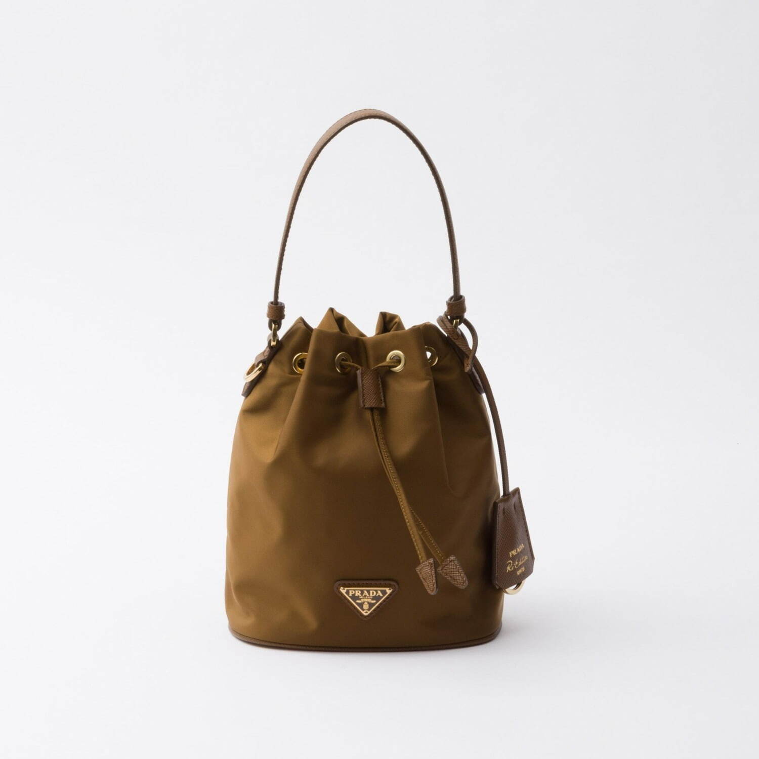 プラダ リエディション 1978」24年春夏バッグ、“アーカイブ着想”の