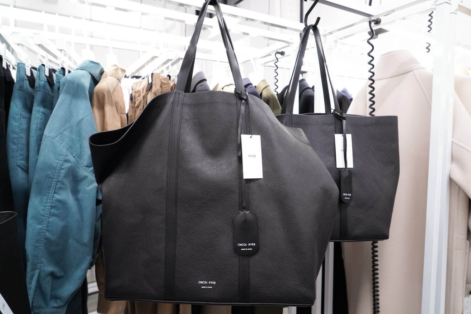 ハイク×チャコリのコラボバッグ - 柔らかなラムスキンのレザー